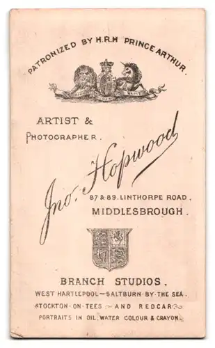 Fotografie Hopwood, Middlesbrough, 87 & 89 Linthorpe Road, Dame mit Flechtfrisur und verträumtem Blick