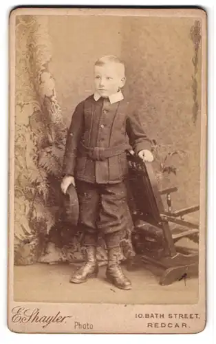 Fotografie E. Shayler, Redcar, 10. Bath Street, Knabe im Anzug mit Stiefeln