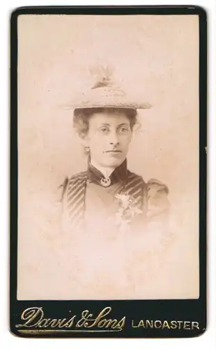 Fotografie Davis & Sons, Lancaster, Junge Dame mit Hut und Brosche