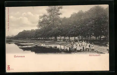 AK Uetersen, Kinder stehen am Mühlenteich