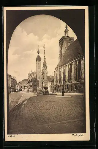 AK Guben, Marktplatz mit Kirche durch Tor