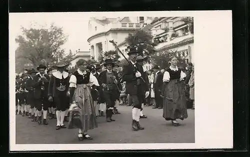 Foto-AK Merano, Strassenpartie mit Festumzug