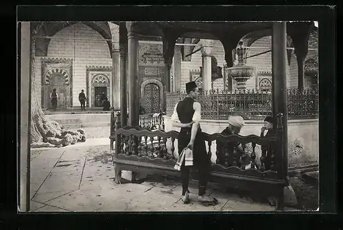 AK Sarejevo, Männer in landesüblichen Kleidern am Brunnen