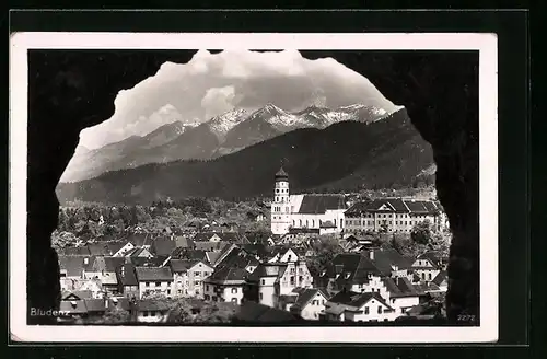 AK Bludenz, Tordurchblick auf die Stadt und die Berge im Hintergrund