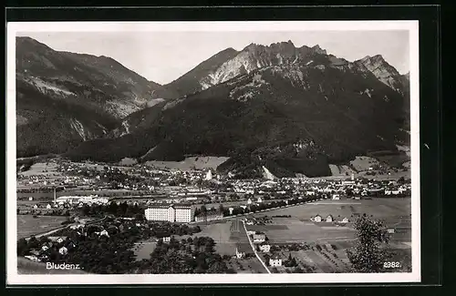 AK Bludenz, Panoramaansicht der Stadt vor dem Gebirgsmotiv