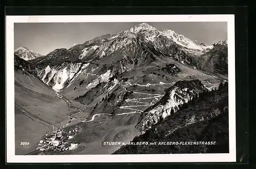 AK Stuben a. Arlberg, Blick auf die Ortschaft und die Flexenstrasse