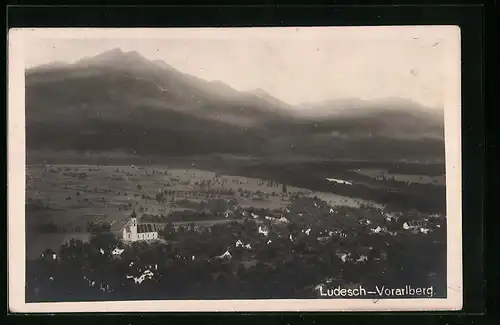 AK Ludesch, Fliegeraufnahme der Ortschaft, Blick zur Kirche