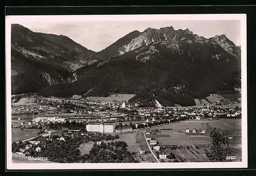 AK Bludenz, Generalansicht der Stadt unter den Bergen