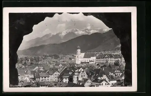 AK Bludenz, Tordurchblick auf die gesamte Stadt gegen die Berge