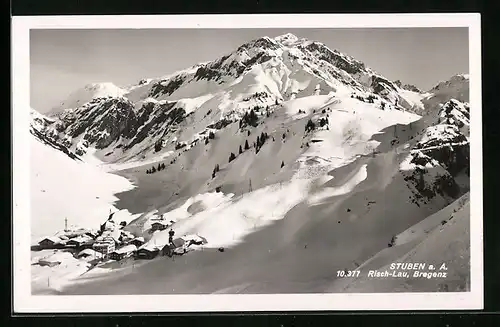 AK Stuben a. Arlberg, Blick auf den Ort im Schnee am Berghang