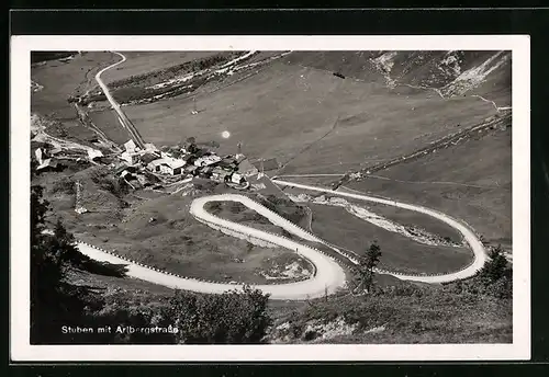 AK Stuben am Arlberg, die ARlbergstrasse zur Ortschaft hin