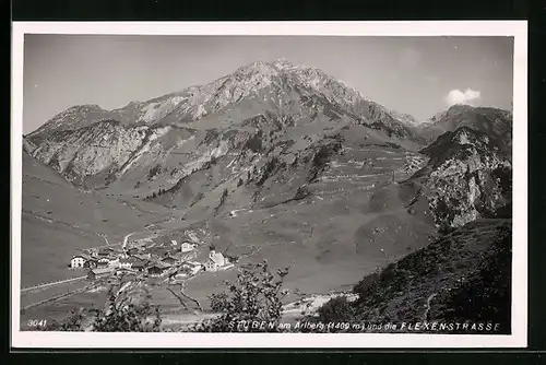 AK Stuben am Arlberg, Panoramaansicht der Ortschaft mit der Flexenstrasse