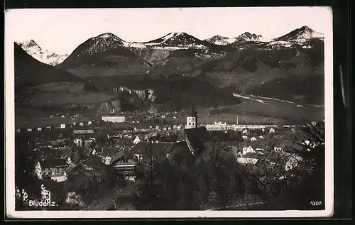 AK Bludenz, Blick auf die Stadt und die Kirche gegen die Berge