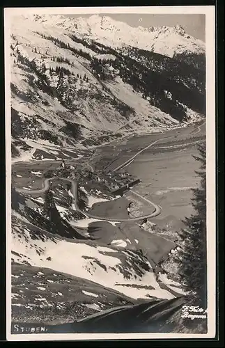 AK Stuben am Arlberg, Blick ins Tal mit der Passstrasse