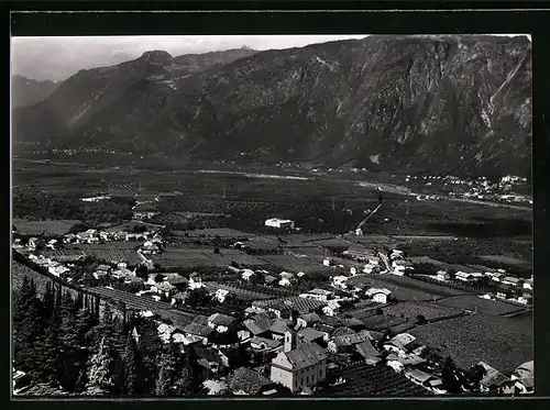 AK Nalles, Fliegeraufnahme der gesamten Ortschaft, Blick auf die Berge