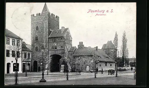 AK Naumburg a. S., Passanten am Marientor