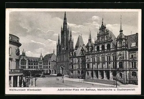 AK Wiesbaden, der Adolf -  - Platz mit dem Rathaus, der Marktkirche und die Studienanstalt