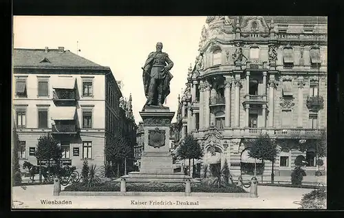 AK Wiesbaden, vor dem Kaiser Friedrich - Denkmal
