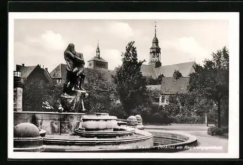 AK Minden i. Westf., Denkmal am Regierungsgebäude