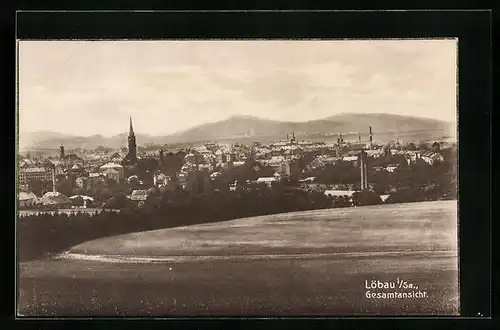 AK Löbau i. Sa., Gesamtansicht, Blick auf den Kirchturm