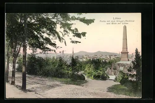 AK Löbau i. Sa., Partie mit dem Krieger-Denkmal und Blick auf die Stadt