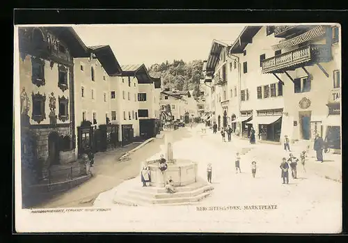 AK Berchtesgaden, Kinder am Brunnen auf dem Marktplatz