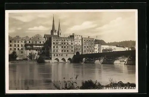 AK Wasserburg am Inn, am Ufer neben der Brücke, Blick auf die Kirchtürme