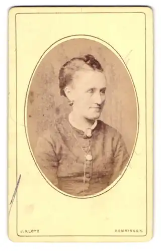 Fotografie J. Klotz, Memmingen, Portrait bildschöne Dame mit zurückgebundenem Haar