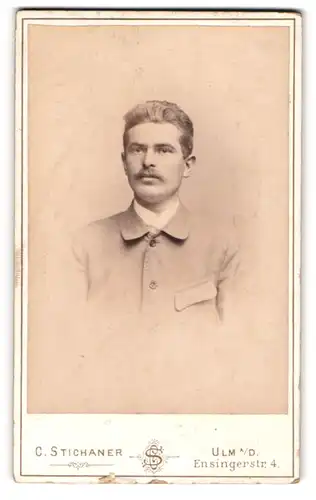 Fotografie C. Stichaner, Ulm a. D., Einsingerstr. 4, Portrait junger blonder Mann im Jackett