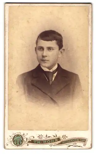Fotografie Th. Höhn, Heidenheim a. Br., Grabenstr., Portrait dunkelhaariger Bube mit Krawatte im Jackett