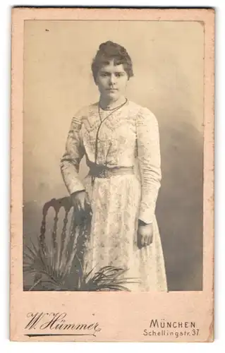 Fotografie W. Hümmer, München, Schellingstr. 37, Portrait dunkelhaarige Schönheit im eleganten Kleid