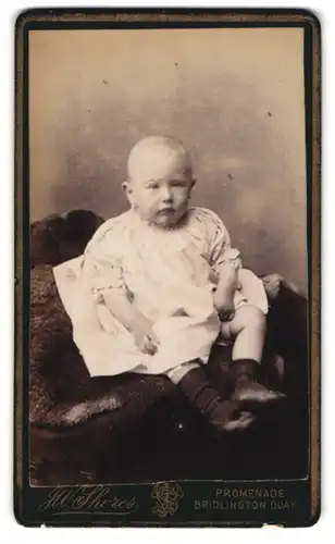 Fotografie J. W. Shores, Bridlington, Promenade, Portrait niedliches Baby im weissen Kleidchen