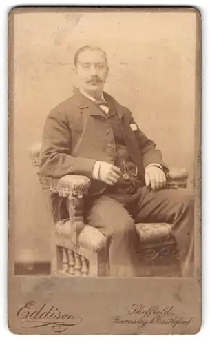 Fotografie Eddison, Sheffield, Portrait stattlicher Herr mit Schnurrbart im Jackett