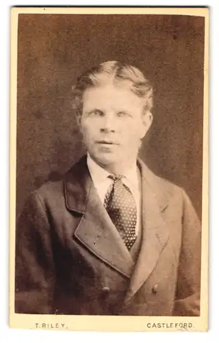 Fotografie T. Riley, Castleford, Portrait junger Mann mit Krawatte im Jackett
