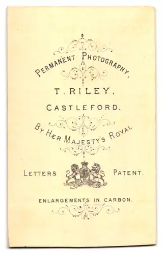 Fotografie T. Riley, Castleford, Portrait junger Mann mit Krawatte im Jackett