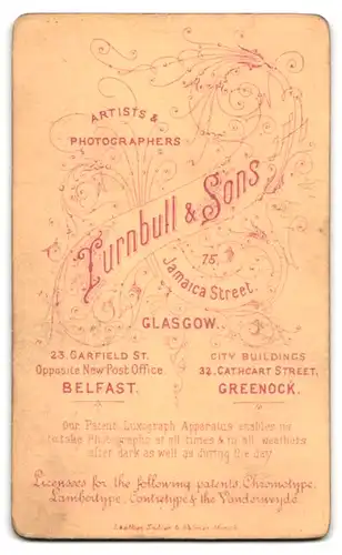 Fotografie Turnbull & Sons, Belfast, 23 Garfield St., Portrait blonde Dame mit Halskette und Brosche am Rüschenkragen