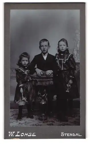 Fotografie W. Lohse, Stendal, Portrait zwei süsse Mädchen und ein Bube in toller Kleidung