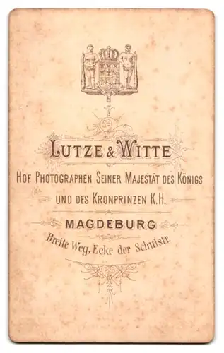 Fotografie Lutze & Witte, Magdeburg, Breite Weg, Portrait junger charmanter Mann mit Fliege im Jackett