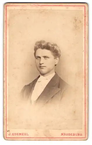 Fotografie J. Kosmehl, Magdeburg, Stephansbrücke 36, Portrait junger charmanter Mann mit lockigem Haar