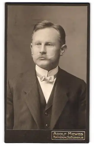 Fotografie Adolf Mewes, Rathenow, Schützenstr. 28, Portrait stattlicher Herr mit Schnurrbart