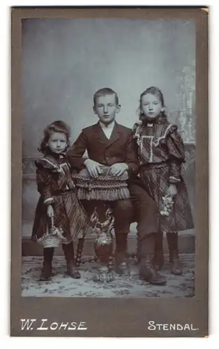 Fotografie W. Lohse, Stendal, Portrait zwei süsse Mädchen und ein Bube in hübscher Kleidung