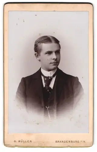 Fotografie G. Müller, Brandenburg / Havel, Grosse Münzenstr. 3, Portrait junger Mann elegant mit Krawatte im Jackett