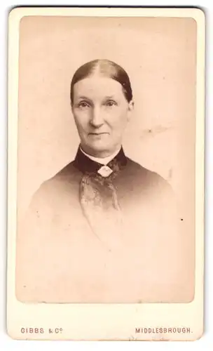 Fotografie Gibbs & Co., Middlesbrough, 20 Wilson St., Portrait einer elegant gekleideten Frau