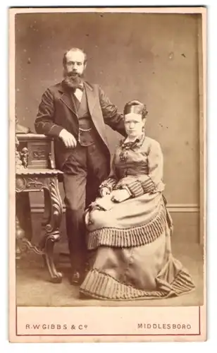 Fotografie R. W. Gibbs & Co., Middlesbrough, 20 Wilson St., Portrait eines elegant gekleideten Paares