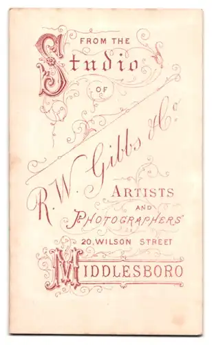 Fotografie R. W. Gibbs & Co., Middlesbrough, 20 Wilson St., Portrait eines elegant gekleideten Paares