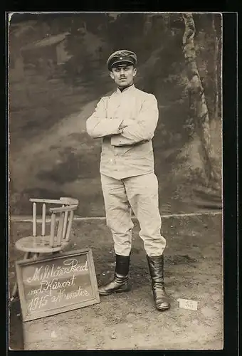Foto-AK Munster, Soldat in Uniform in einer Studiokulisse 1915, Uniformfoto