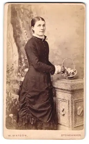 Fotografie W. Watson, Stonehaven, Evan Street, Portrait schöne junge Frau im prachtvollen Kleid
