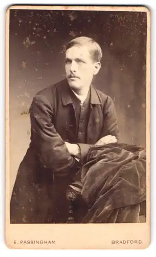 Fotografie E. Passingham, Bradford, 14 Tyrrel St., Portrait charmanter junger Mann im Jackett