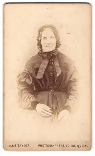 Fotografie A. & G. Taylor, Bradford, 84 Manningham Lane, Portrait betagte Dame mit Rüschenhaube
