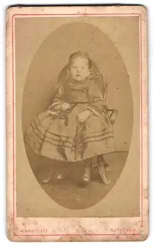 Fotografie W. Grigoleit, Rathenow, Portrait süsses Mädchen im niedlichen Kleidchen